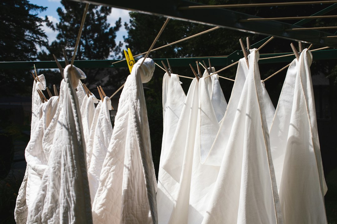 Λευκά σεντόνια απλωμένα στον ήλιο